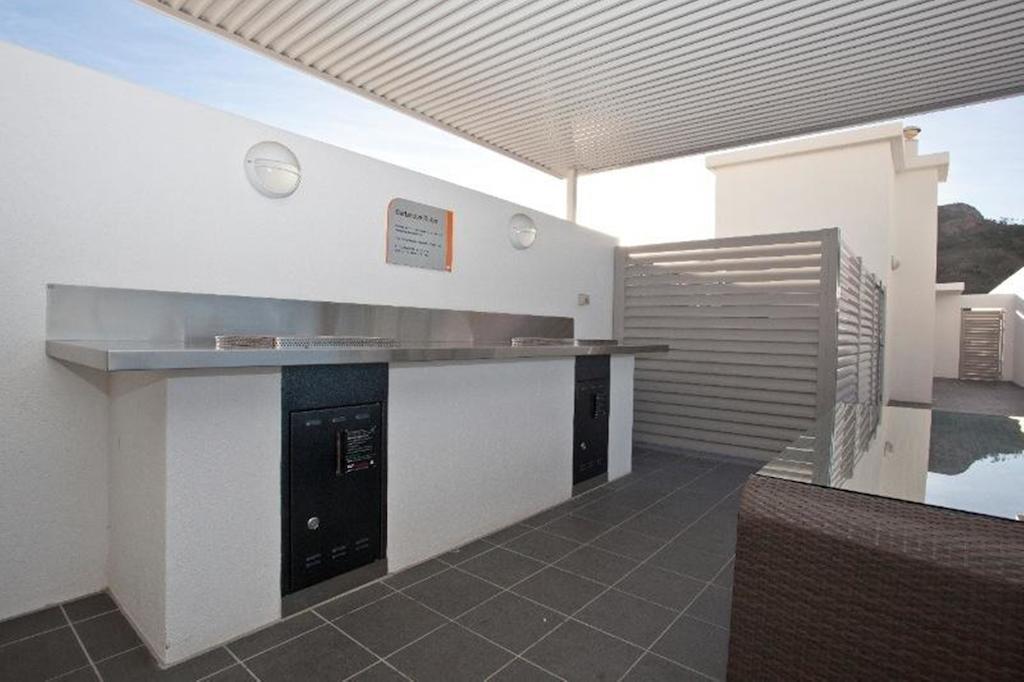 Central Holborn Apartments Таунсвил Стая снимка